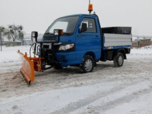 Piaggio Porter mit Vorbauschneepflug